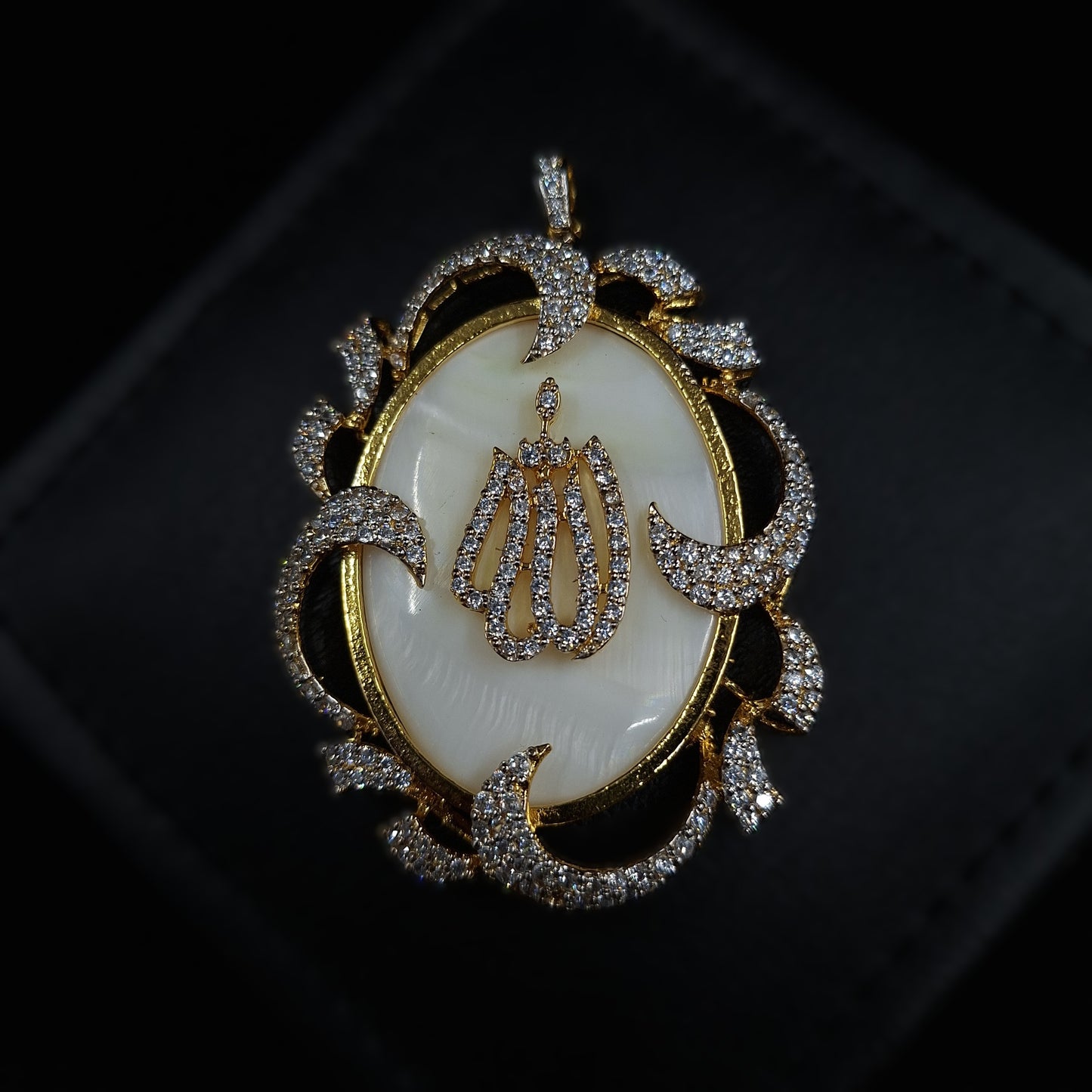 Mother of Pearl and Zirconium Allah Pendanton Gold-plated Silver
