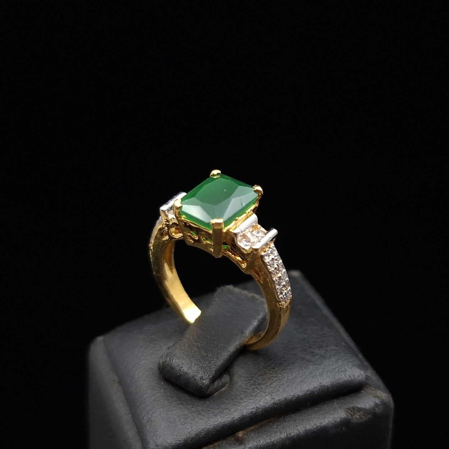 Green Onyx and Brilliant Zirconia on Gold-plated Silver Ring