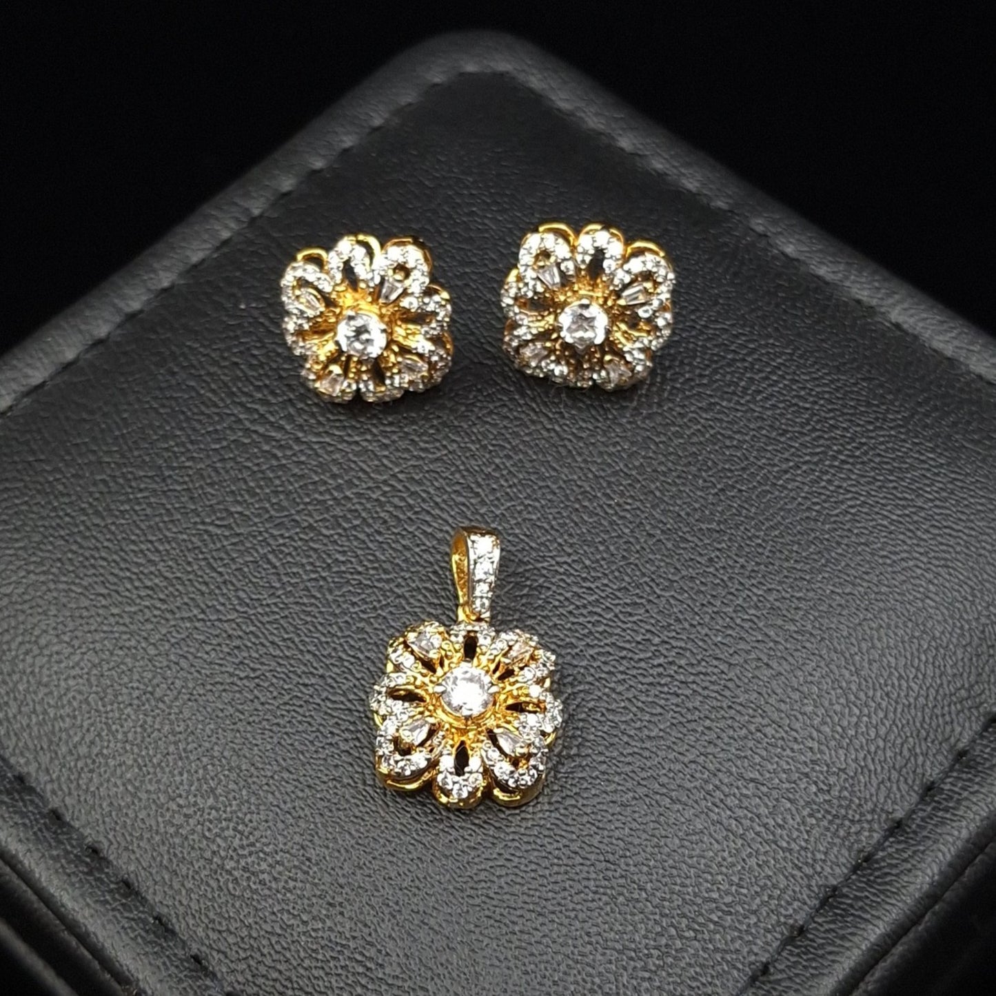 Zirconia Pendant Set in Gold-plated Silver